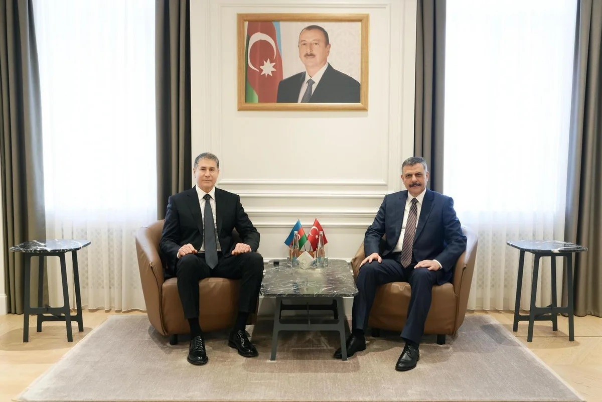 İçişleri Bakanı Çiftçi, Azerbaycanlı mevkidaşı Eyvazov ile bir araya geldi
İçişleri Bakanı Çiftçi, Azerbaycanlı mevkidaşı Eyvazov ile bir araya geldi