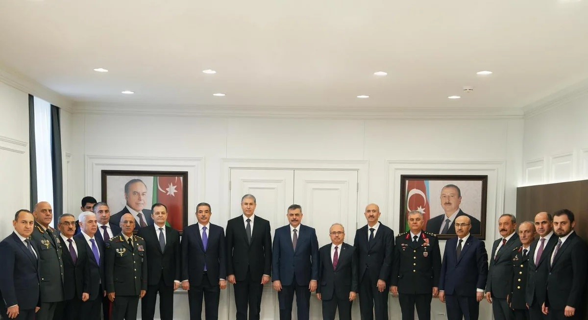 İçişleri Bakanı Çiftçi, Azerbaycanlı mevkidaşı Eyvazov ile bir araya geldi
İçişleri Bakanı Çiftçi, Azerbaycanlı mevkidaşı Eyvazov ile bir araya geldi