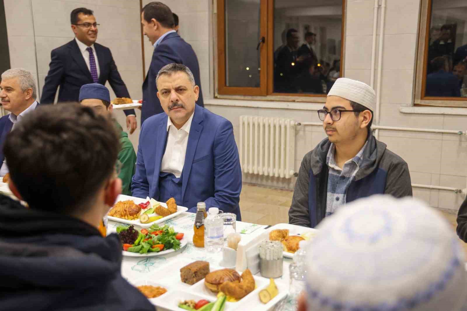 İçişleri Bakanı Mustafa Çiftçi, Kur’an kursu öğrencileriyle sahur yaptı
