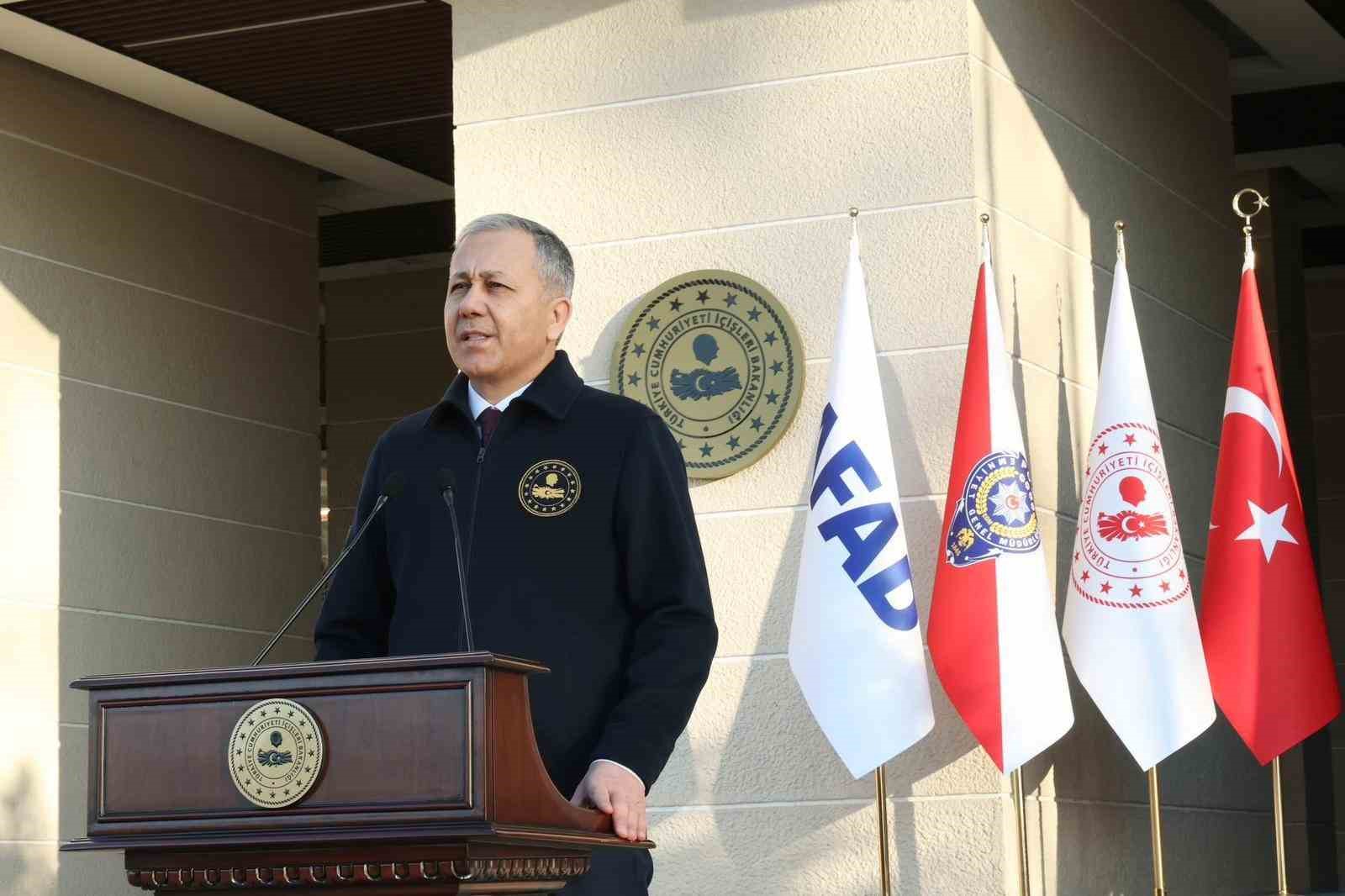 İçişleri Bakanı Yerlikaya: "İzmir merkezli 14 ilde düzenlenen ‘Narkokpan İzmir’ operasyonunda 641 sokak satıcısı gözaltına alındı"
