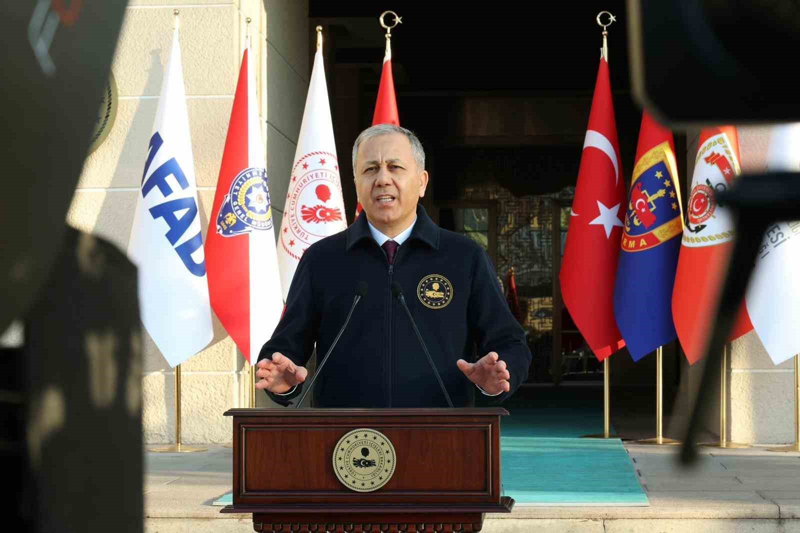 İçişleri Bakanı Yerlikaya: "İzmir merkezli 14 ilde düzenlenen ‘Narkokpan İzmir’ operasyonunda 641 sokak satıcısı gözaltına alındı"
