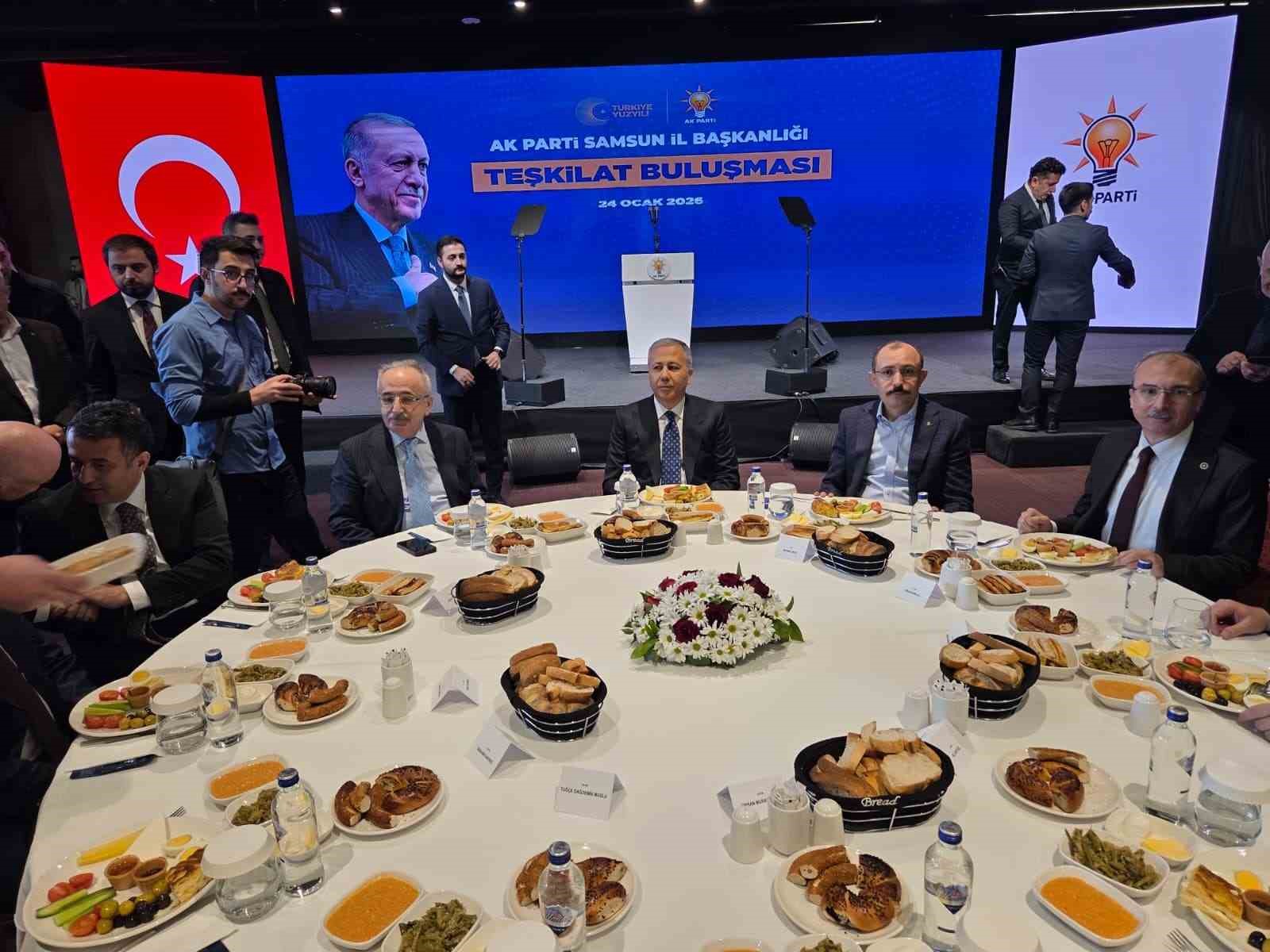 İçişleri Bakanı Yerlikaya: "Türkiye, ’Terörsüz Türkiye’ hedefine emin adımlarla ilerliyor"
İçişleri Bakanı Yerlikaya: "Türkiye, ’Terörsüz Türkiye’ hedefine emin adımlarla ilerliyor"