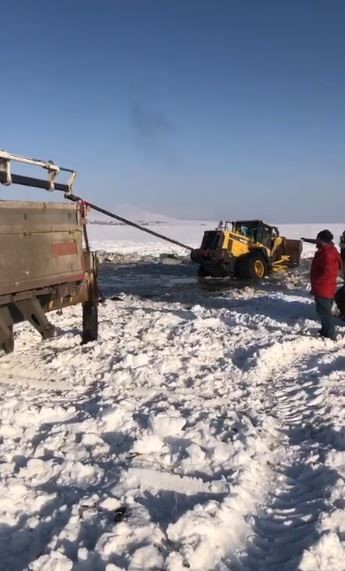 İçme suyu yolunu açarken kara saplanan loder vinç yardımıyla kurtarıldı

