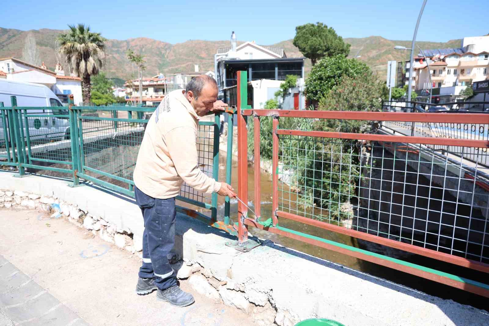 İçmeler’de korkuluklar yenileniyor
