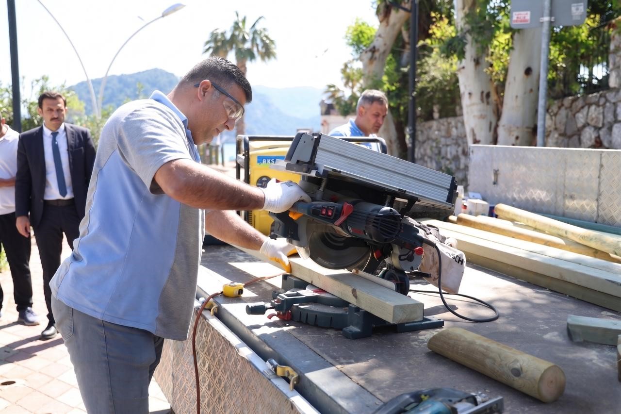 İçmeler’de korkuluklar yenileniyor
