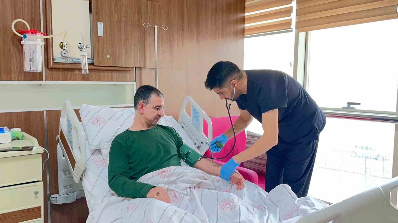 İdrar yanması şikayetiyle geldi geyik boynuzu taşı ameliyatı oldu
İdrar yanması şikayetiyle geldi geyik boynuzu taşı ameliyatı oldu