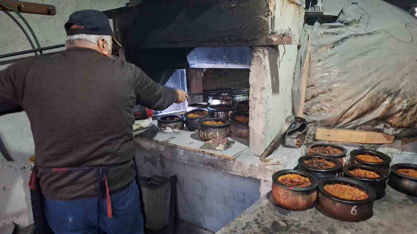 İftar sofralarının vaz geçilmez lezzeti: 8 saatte pişiyor, davul sesini duyan fırınlara koşuyor
