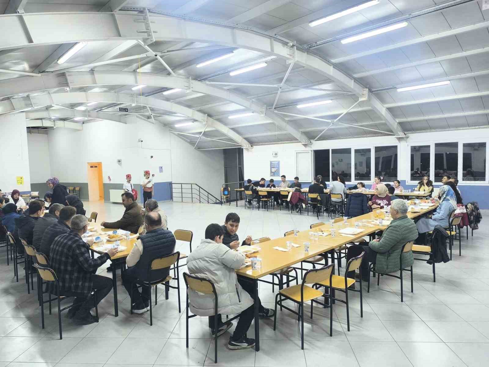 İftar sonrası öğrencilerden semazen gösterisi ve Ramazan manileri
