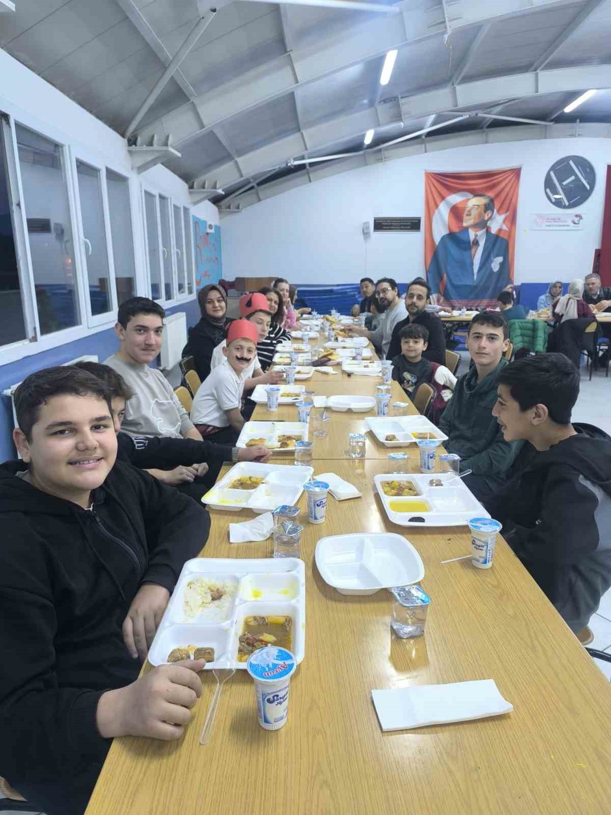 İftar sonrası öğrencilerden semazen gösterisi ve Ramazan manileri
