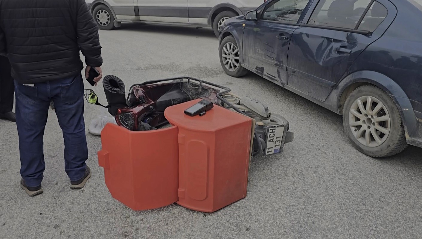 İftar vakti paket yetiştiren kurye kaza yaptı
