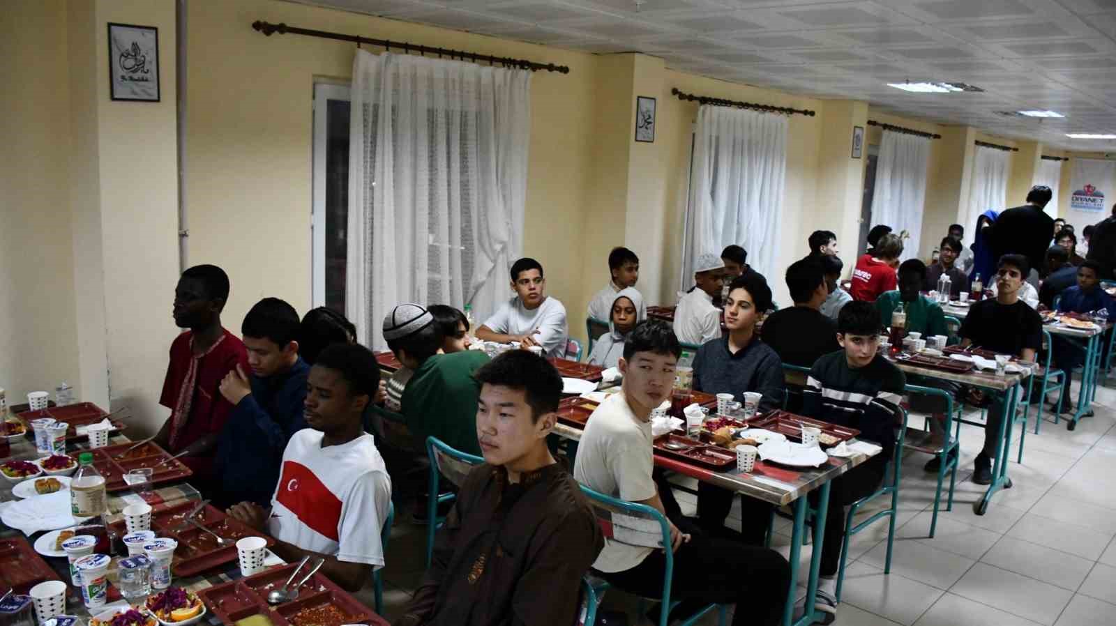 İftarda uluslararası öğrencilerle bir araya gelindi
