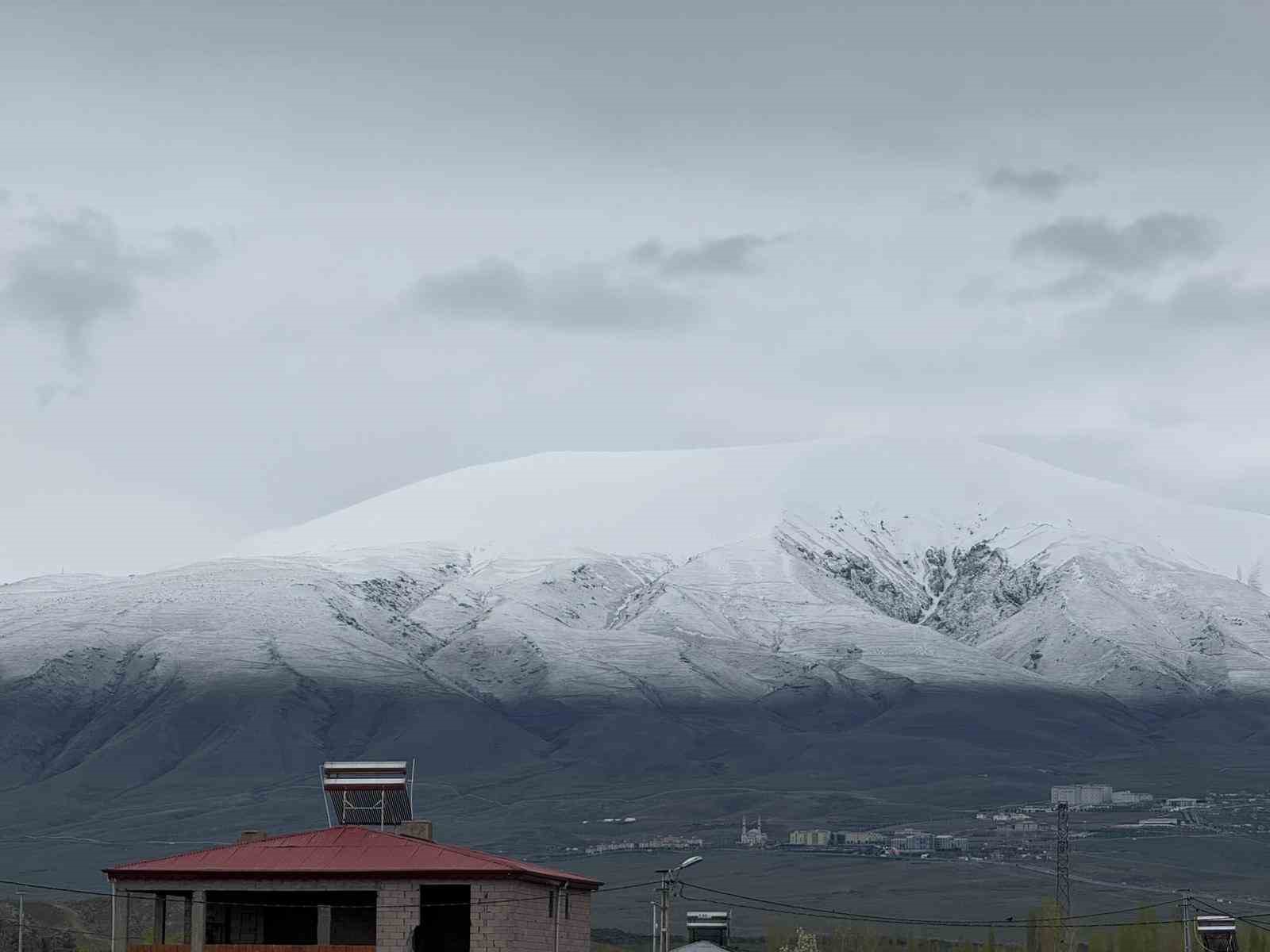 Iğdır Ovası’nı çevreleyen sıra dağlar yeniden beyaza büründü
Iğdır Ovası’nı çevreleyen sıra dağlar yeniden beyaza büründü
