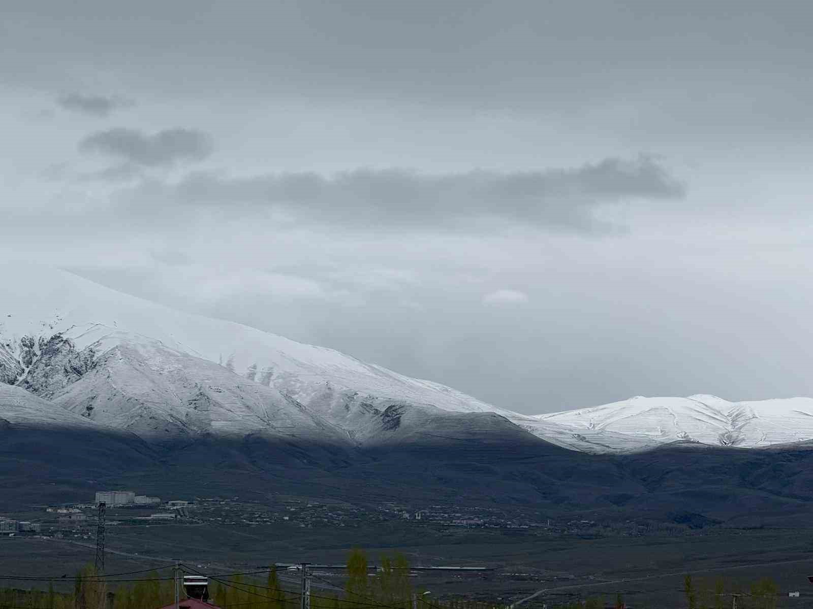 Iğdır Ovası’nı çevreleyen sıra dağlar yeniden beyaza büründü
Iğdır Ovası’nı çevreleyen sıra dağlar yeniden beyaza büründü