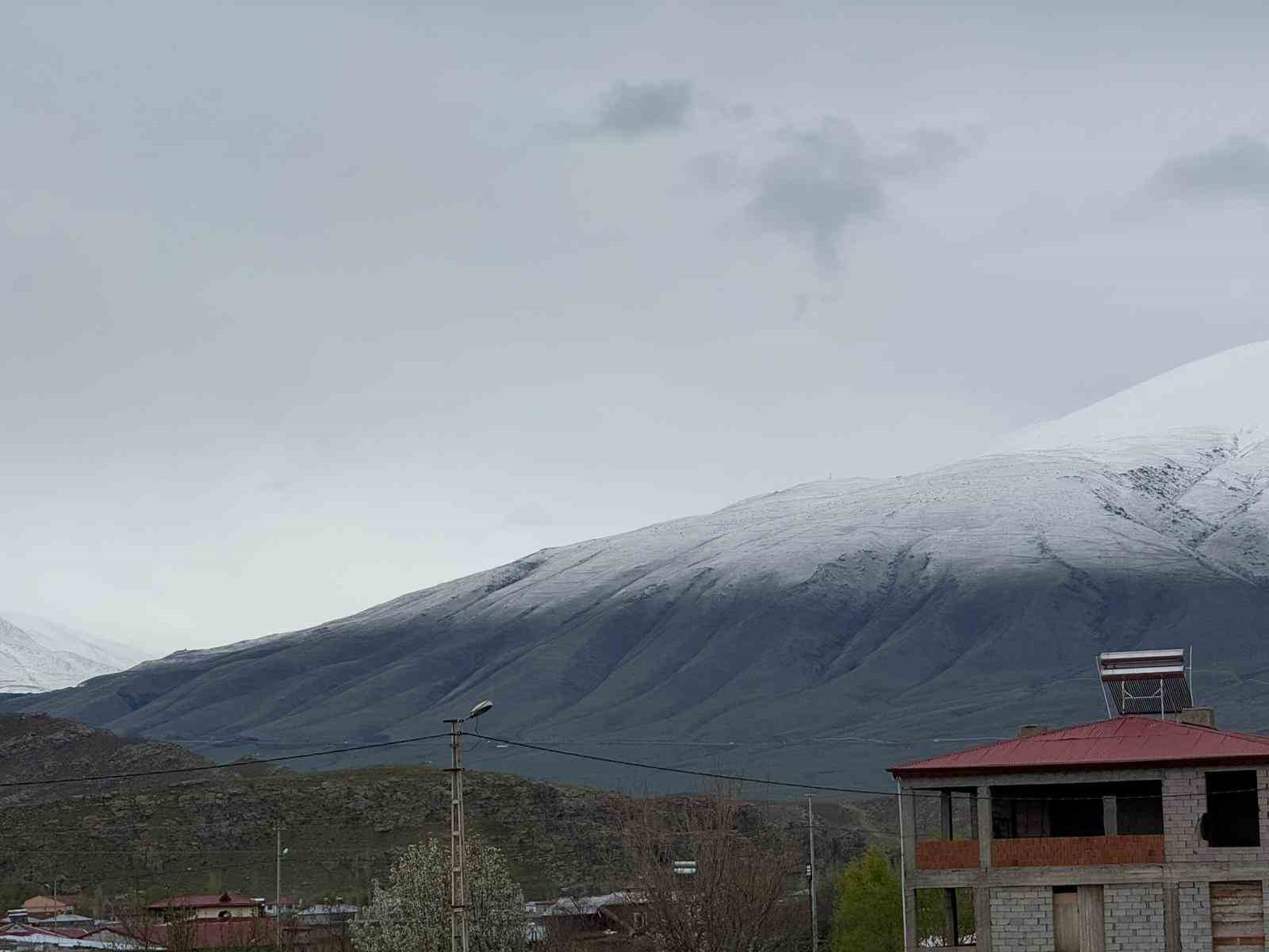 Iğdır Ovası’nı çevreleyen sıra dağlar yeniden beyaza büründü
Iğdır Ovası’nı çevreleyen sıra dağlar yeniden beyaza büründü