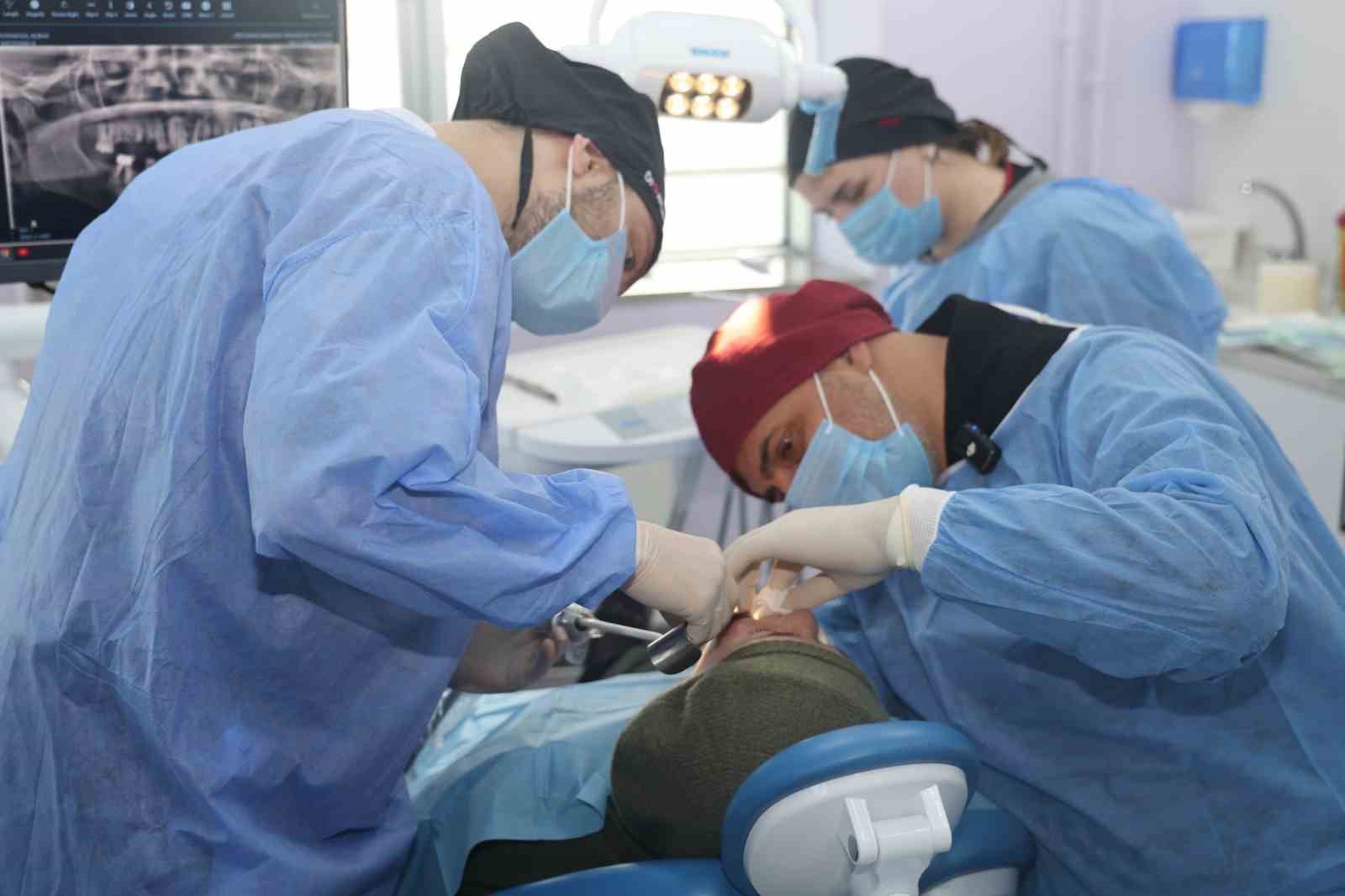Iğdır Üniversitesi’nde bir ilk: Ağız ve Diş Sağlığı Hastanesi’nde implant tedavisi başladı
