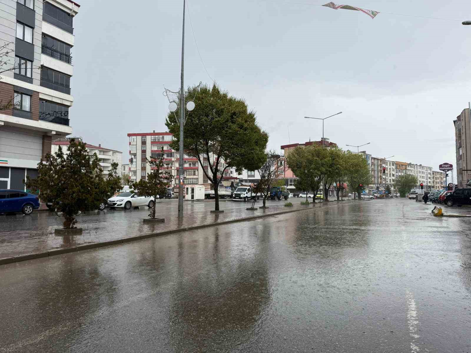 Iğdır’da 5 dakikalık sağanak hayatı felç etti
