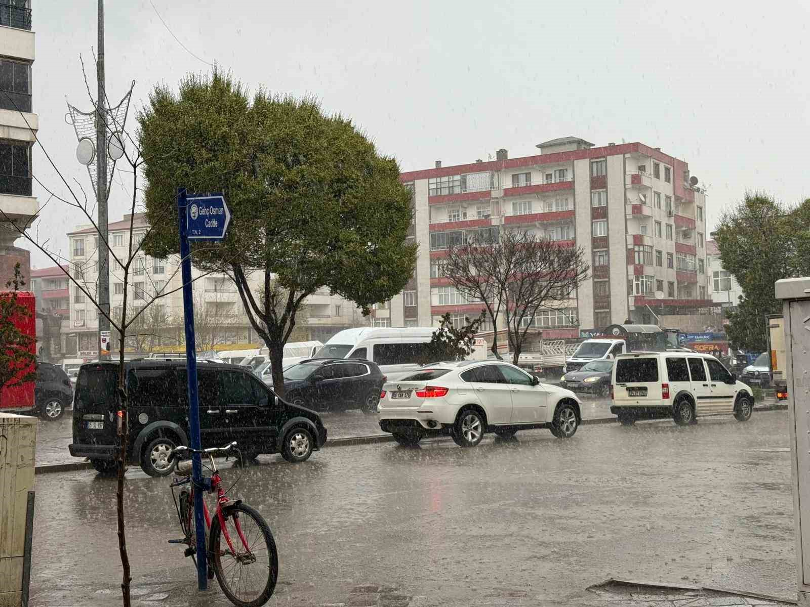 Iğdır’da 5 dakikalık sağanak hayatı felç etti
