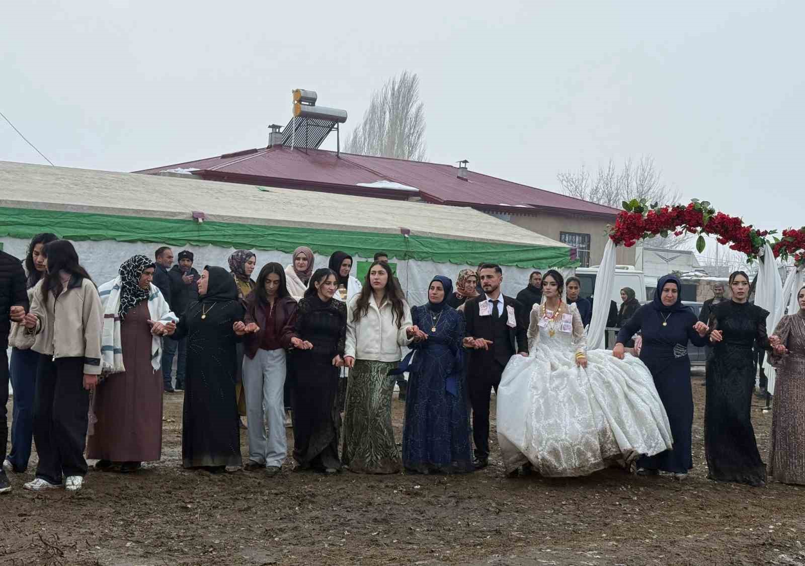Iğdır’da bahçe düğünü geleneği kar ve çamura rağmen sürüyor
