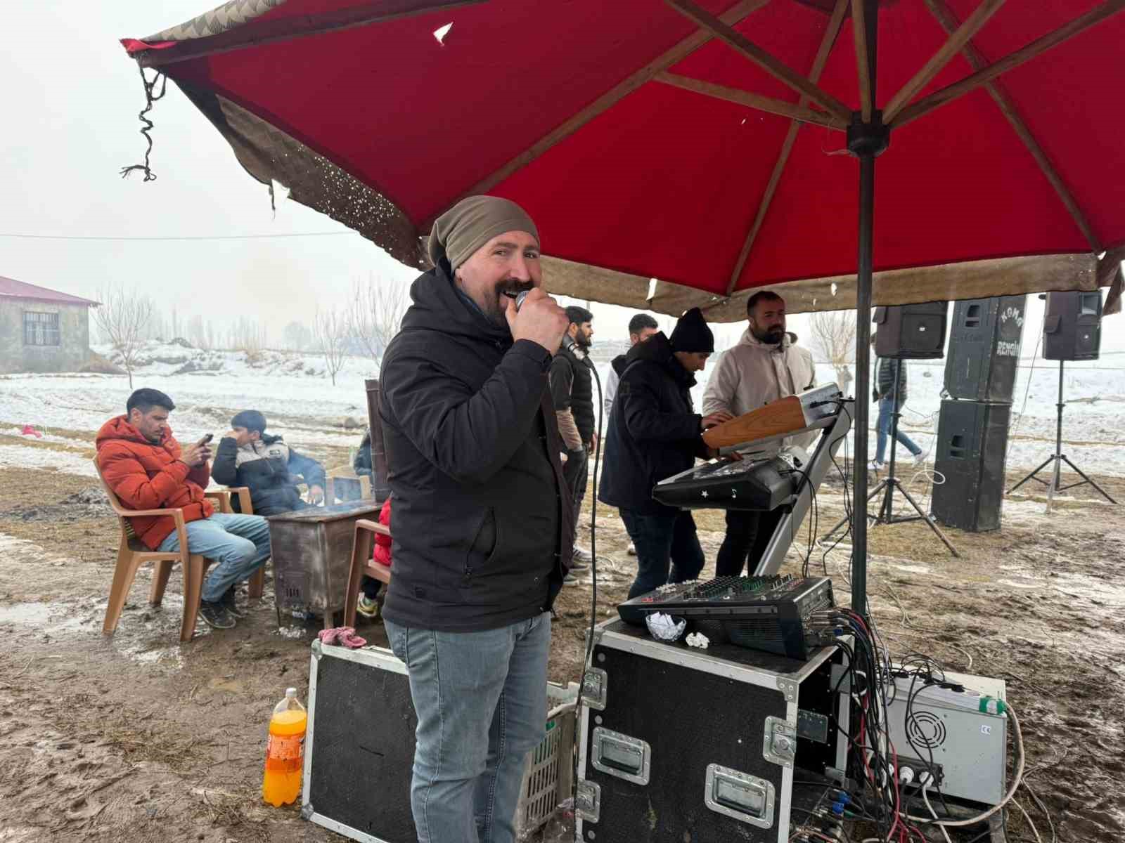Iğdır’da bahçe düğünü geleneği kar ve çamura rağmen sürüyor
