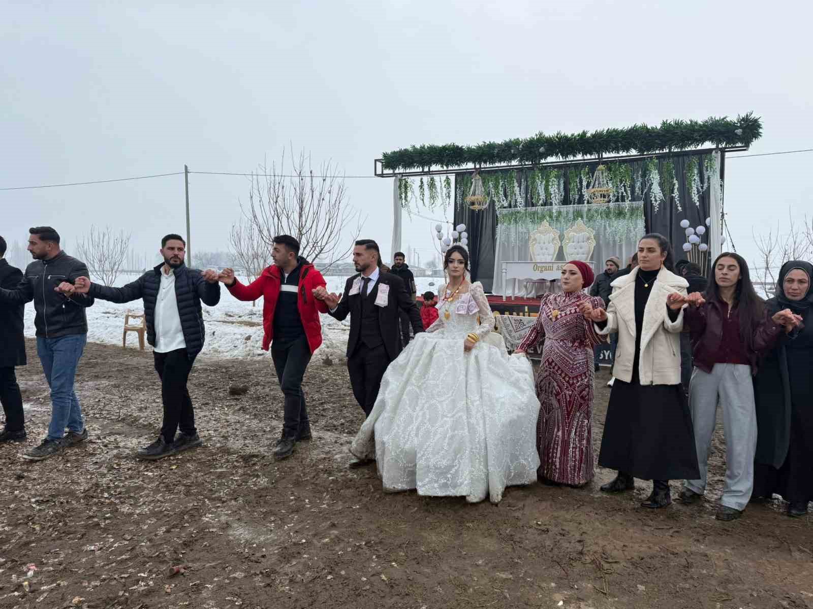 Iğdır’da bahçe düğünü geleneği kar ve çamura rağmen sürüyor
