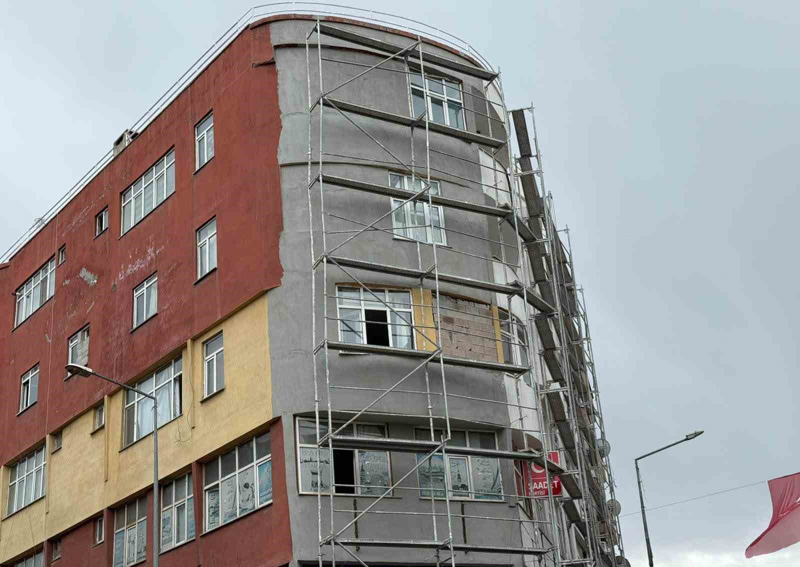 Iğdır’da binadaki dış cephe çalışmasında güvenlik ihmali
