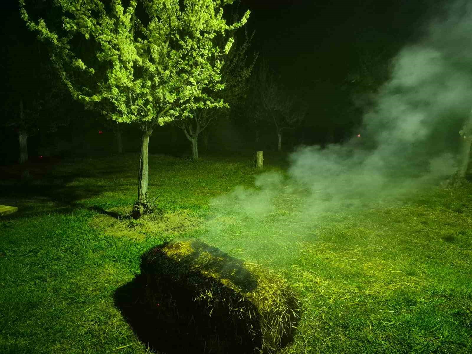 Iğdır’da çiftçiler meyve ağaçlarını dumanlama yöntemi ile soğuktan korudu
Iğdır’da çiftçiler meyve ağaçlarını dumanlama yöntemi ile soğuktan korudu