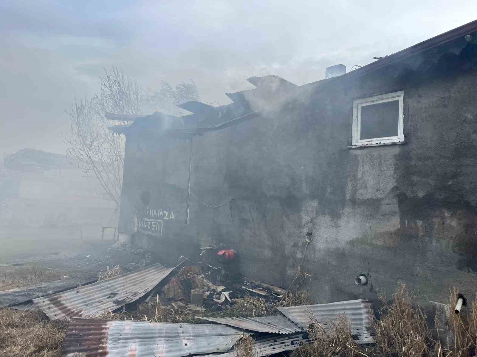 Iğdır’da çıkan yangında ev küle döndü
