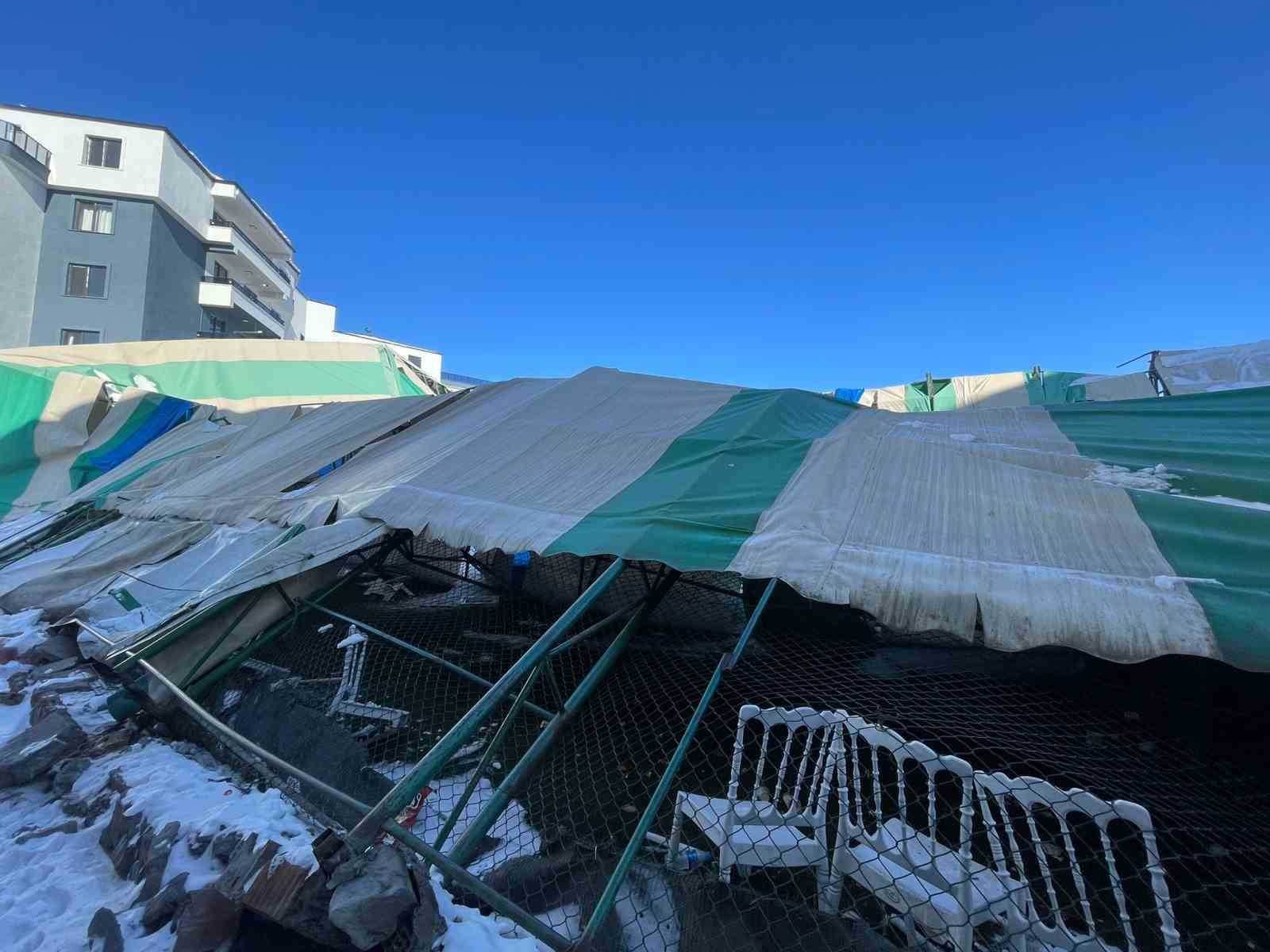 Iğdır’da düğün salonu olarak kullanılan halı saha çöktü
