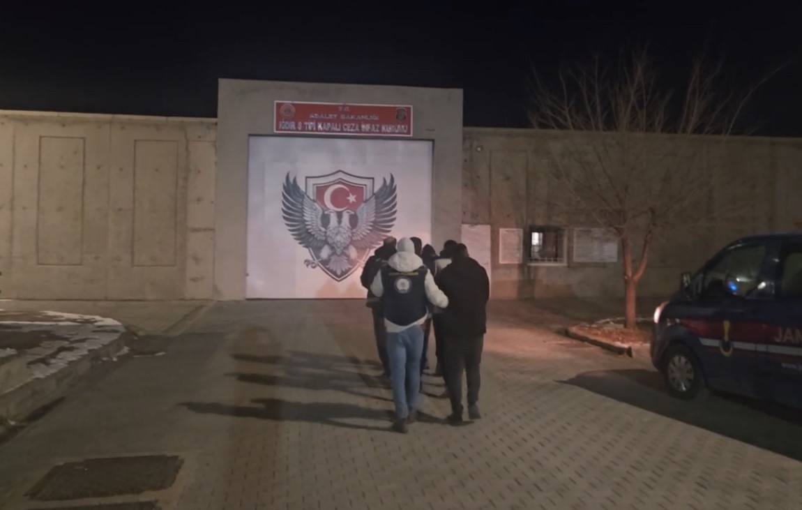 Iğdır’da göçmen kaçakçılığı operasyonu: 3 şüpheli tutuklandı
Iğdır’da göçmen kaçakçılığı operasyonu: 3 şüpheli tutuklandı