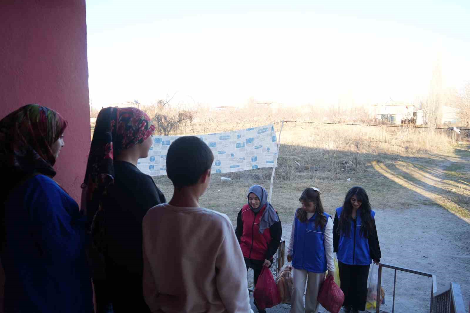 Iğdır’da gönüllüler Ramazan’da yetim ailelerle gönül sofrası kuruyor
