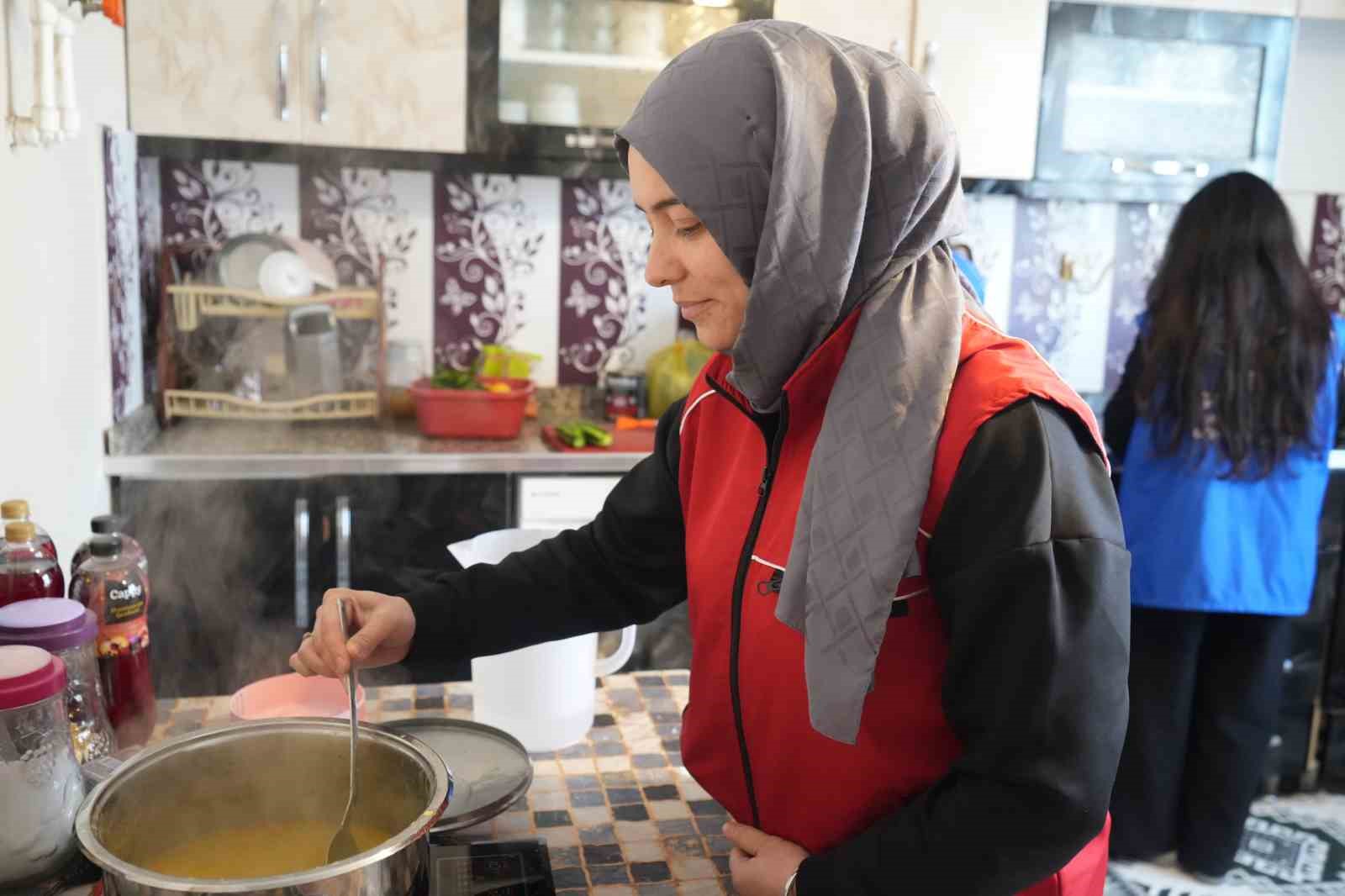 Iğdır’da gönüllüler Ramazan’da yetim ailelerle gönül sofrası kuruyor
