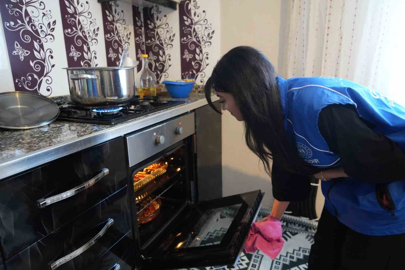 Iğdır’da gönüllüler Ramazan’da yetim ailelerle gönül sofrası kuruyor
