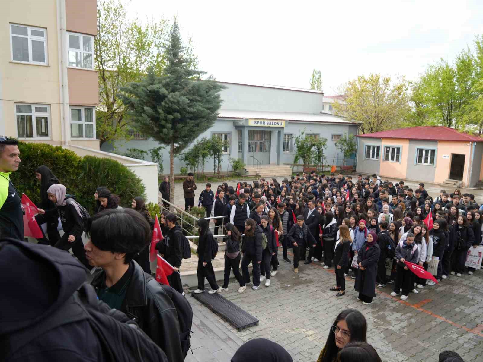 Iğdır’da haftanın ilk eğitim gününde protokol öğrencilerle buluştu
