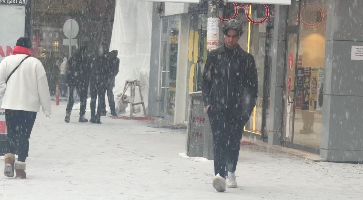 Iğdır’da kar yağışı yeniden başladı
