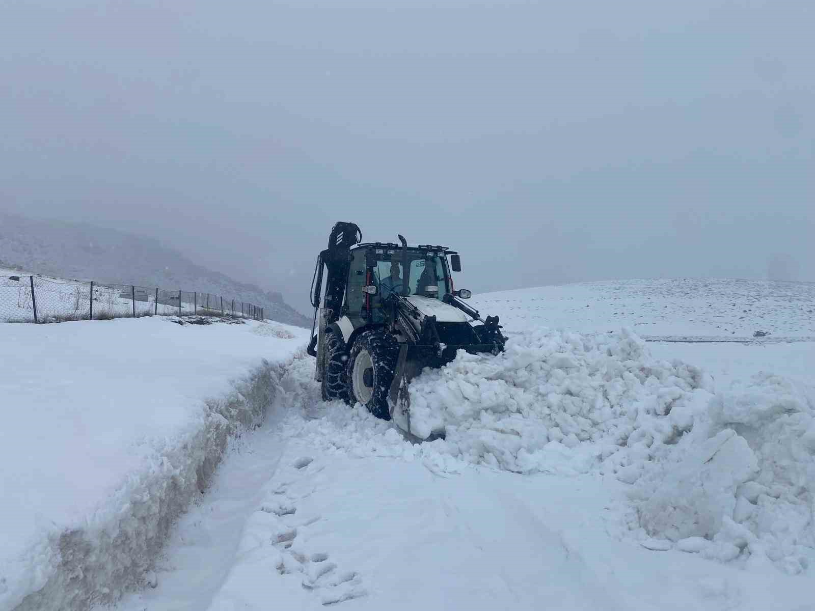 Iğdır’da karla mücadele seferberliği: Kapanan köy yolları yeniden açıldı

