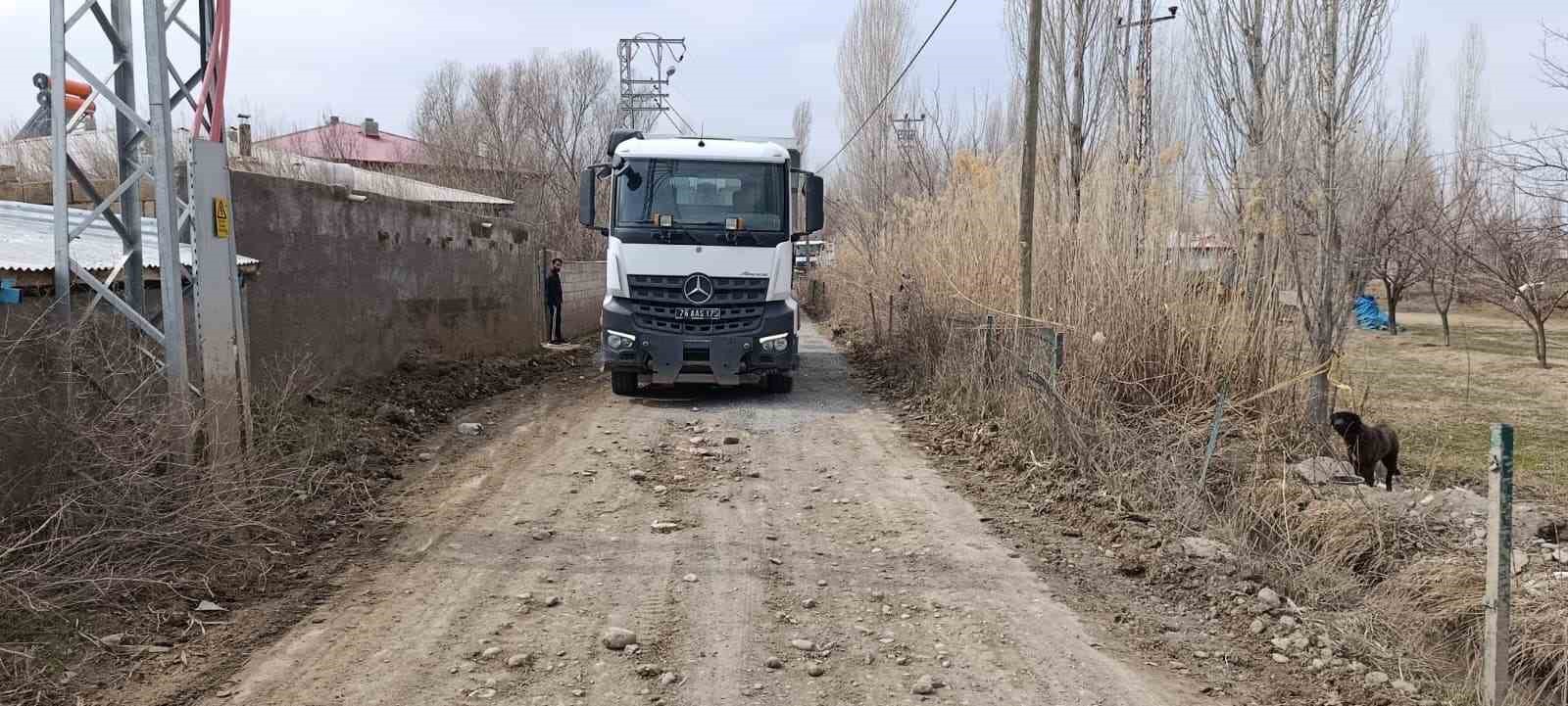 Iğdır’da köy yolunda onarım ve kumlama çalışması

