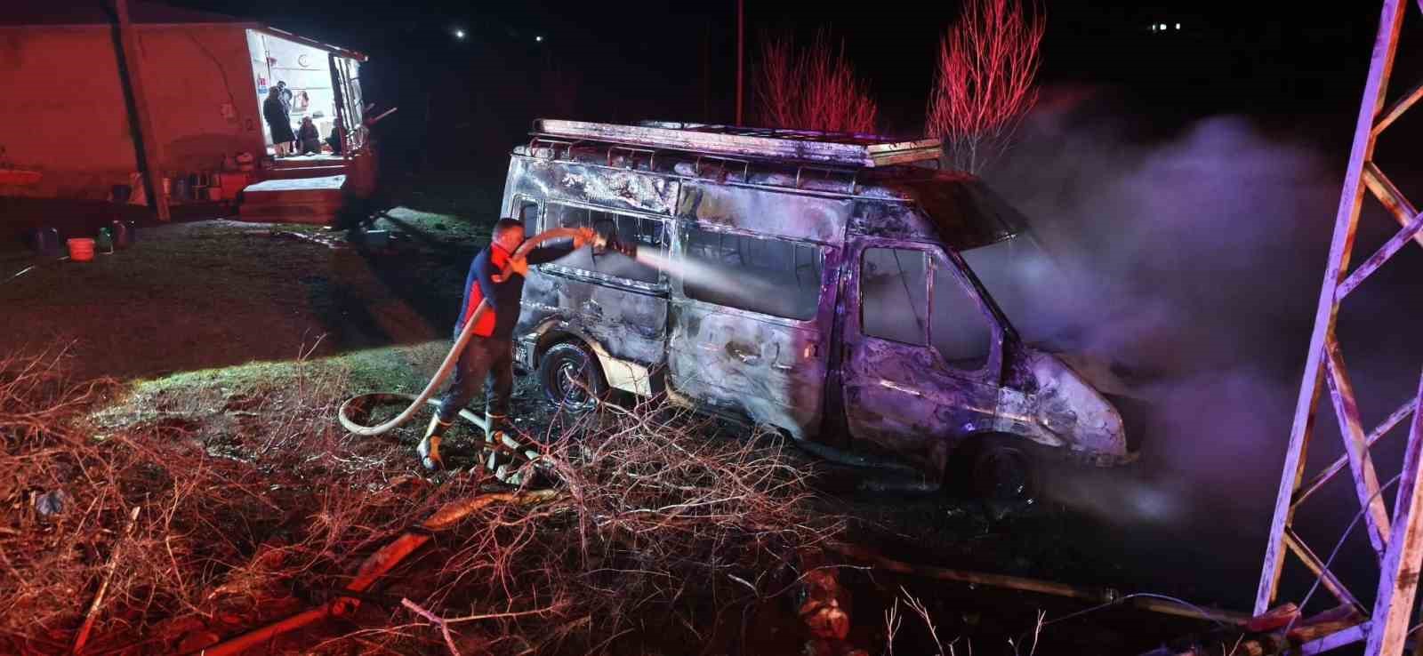 Iğdır’da muhtara ait minibüs yandı: Kundaklama şüphesi
