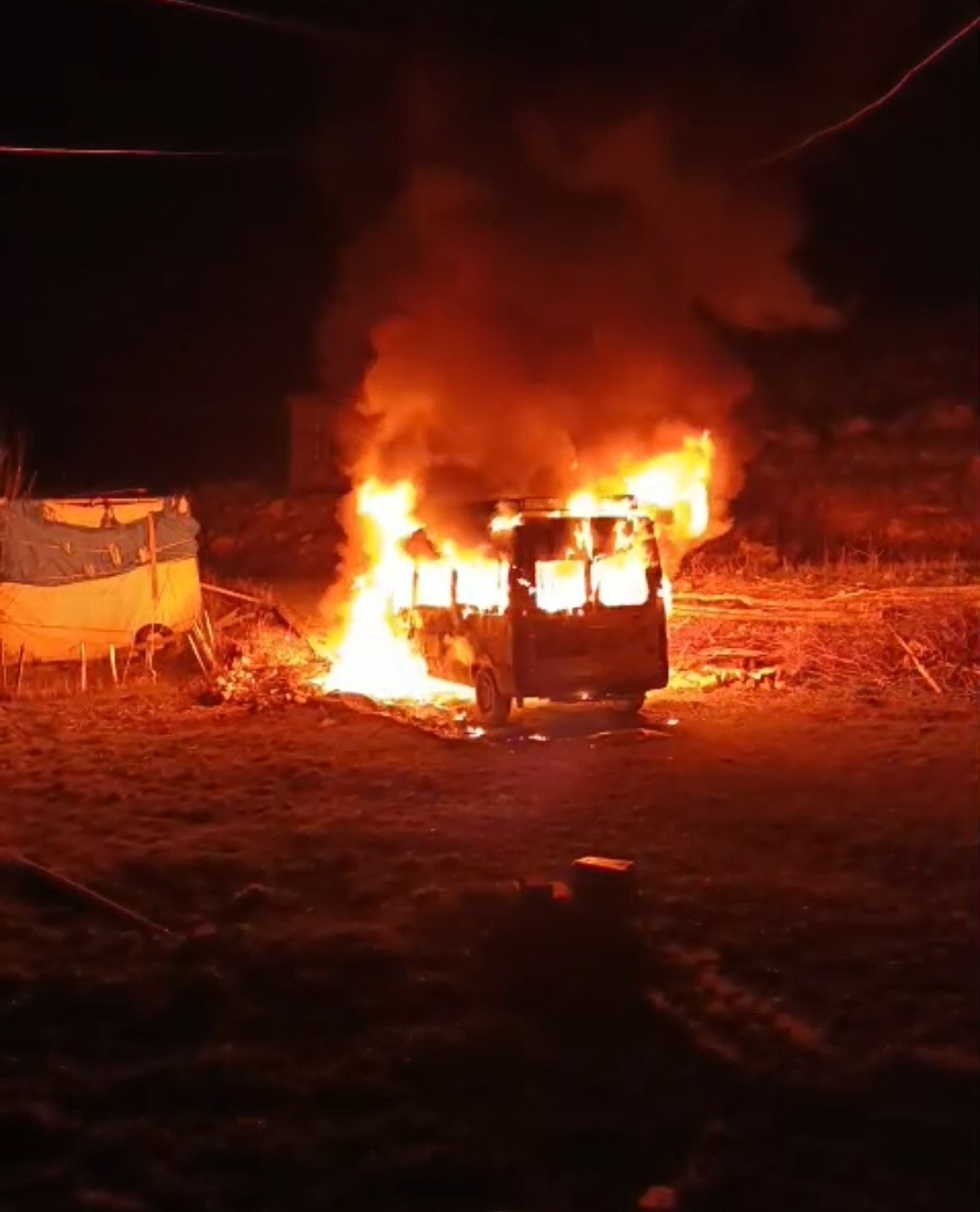 Iğdır’da muhtara ait minibüs yandı: Kundaklama şüphesi
