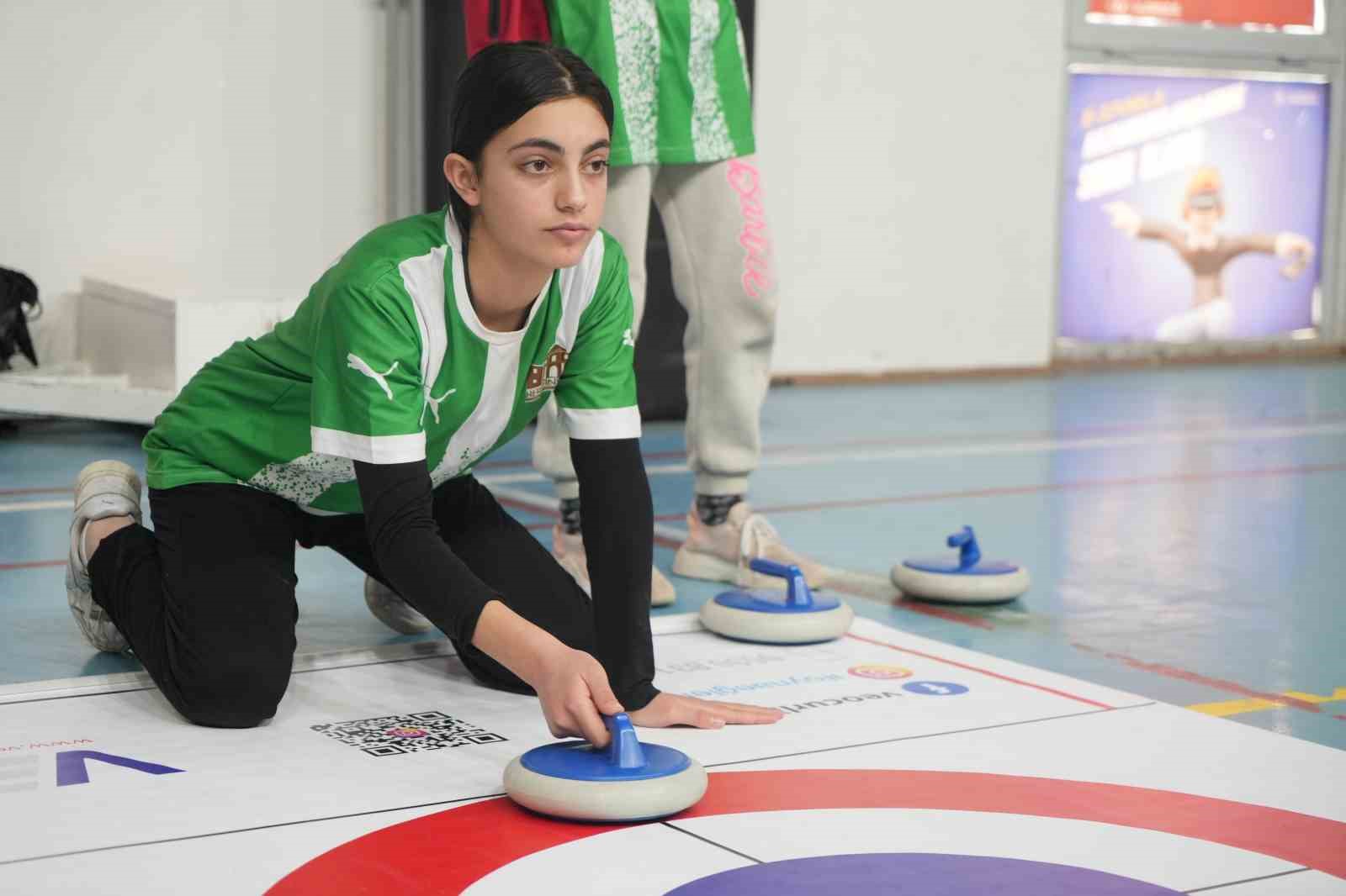 Iğdır’da öğrenciler floor curling ile tanışıyor
