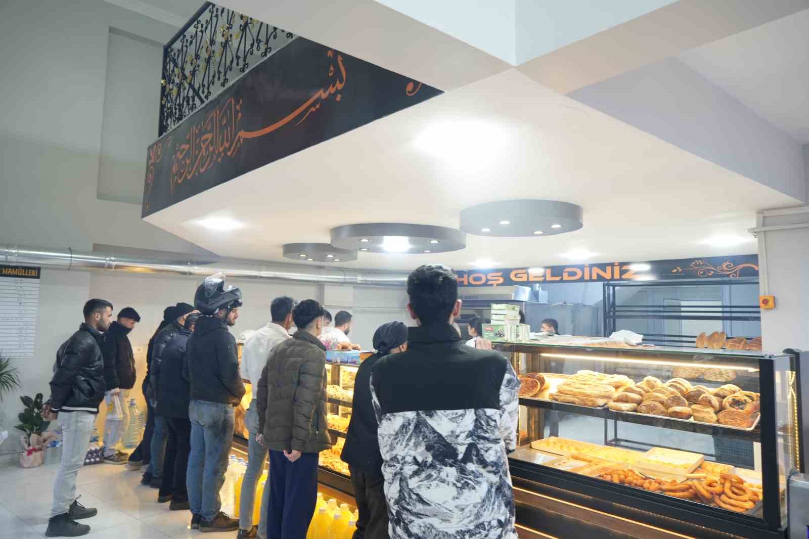 Iğdır’da ramazan pidesi kuyruğu
