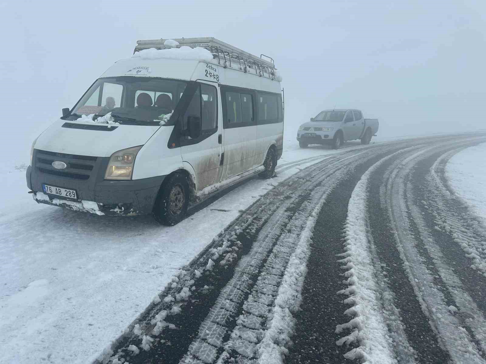 Iğdır’da yoğun kar yağışı: 57 köy yolu ulaşıma kapandı, şarampole devrilen minibüs kurtarıldı
