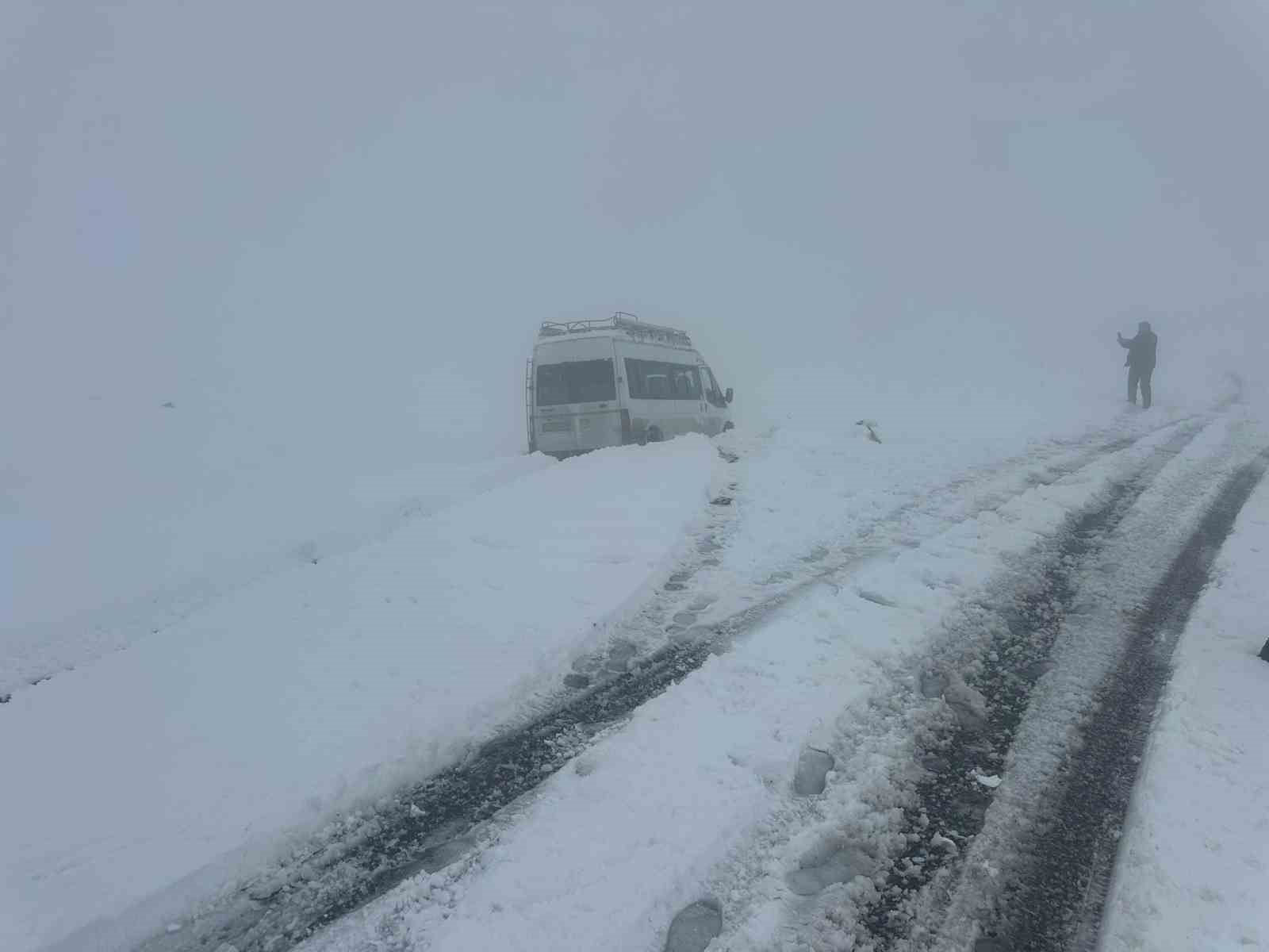 Iğdır’da yoğun kar yağışı: 57 köy yolu ulaşıma kapandı, şarampole devrilen minibüs kurtarıldı
