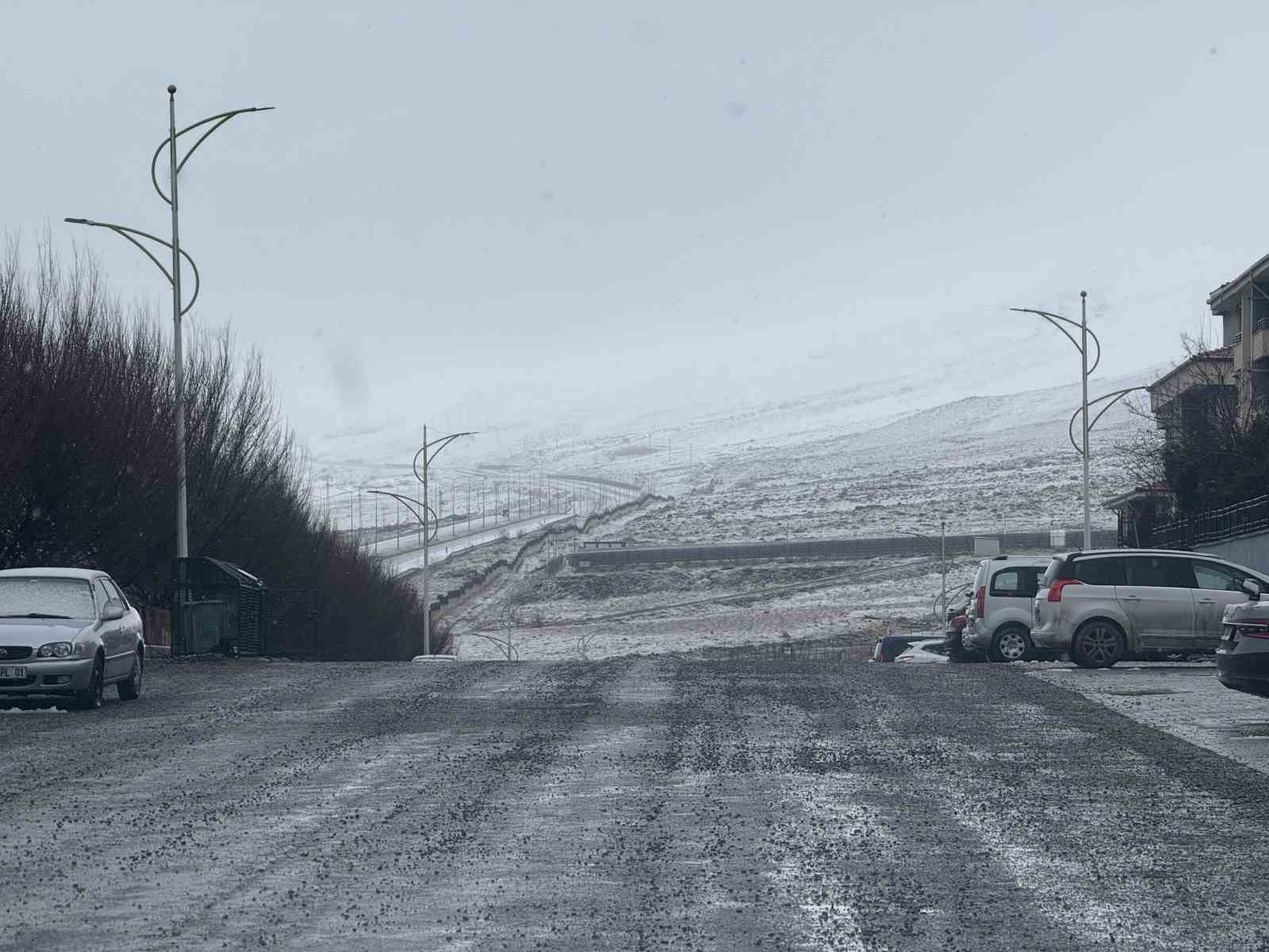 Iğdır’da yüksek kesimler karla yeniden beyaza büründü
