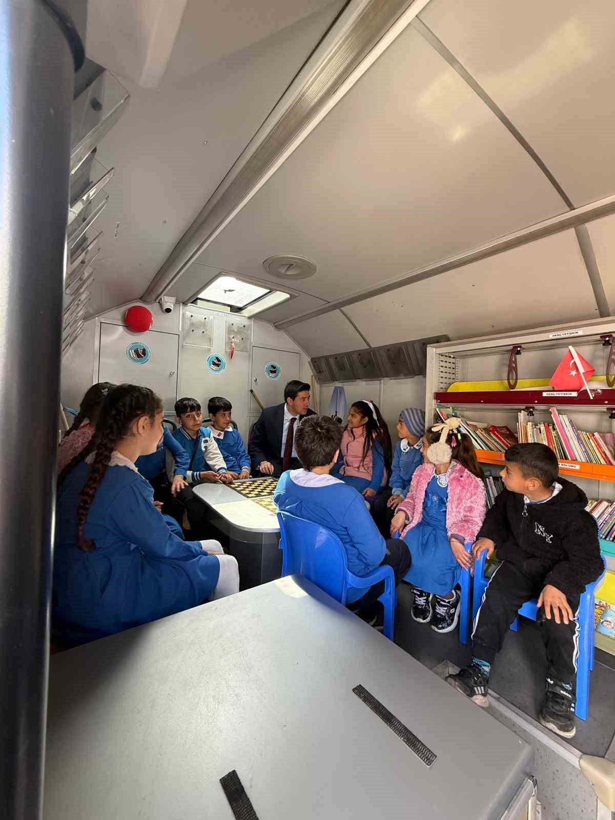 Iğdır’ın Cennetabat köyünde gezici kütüphane öğrencilerle buluştu
