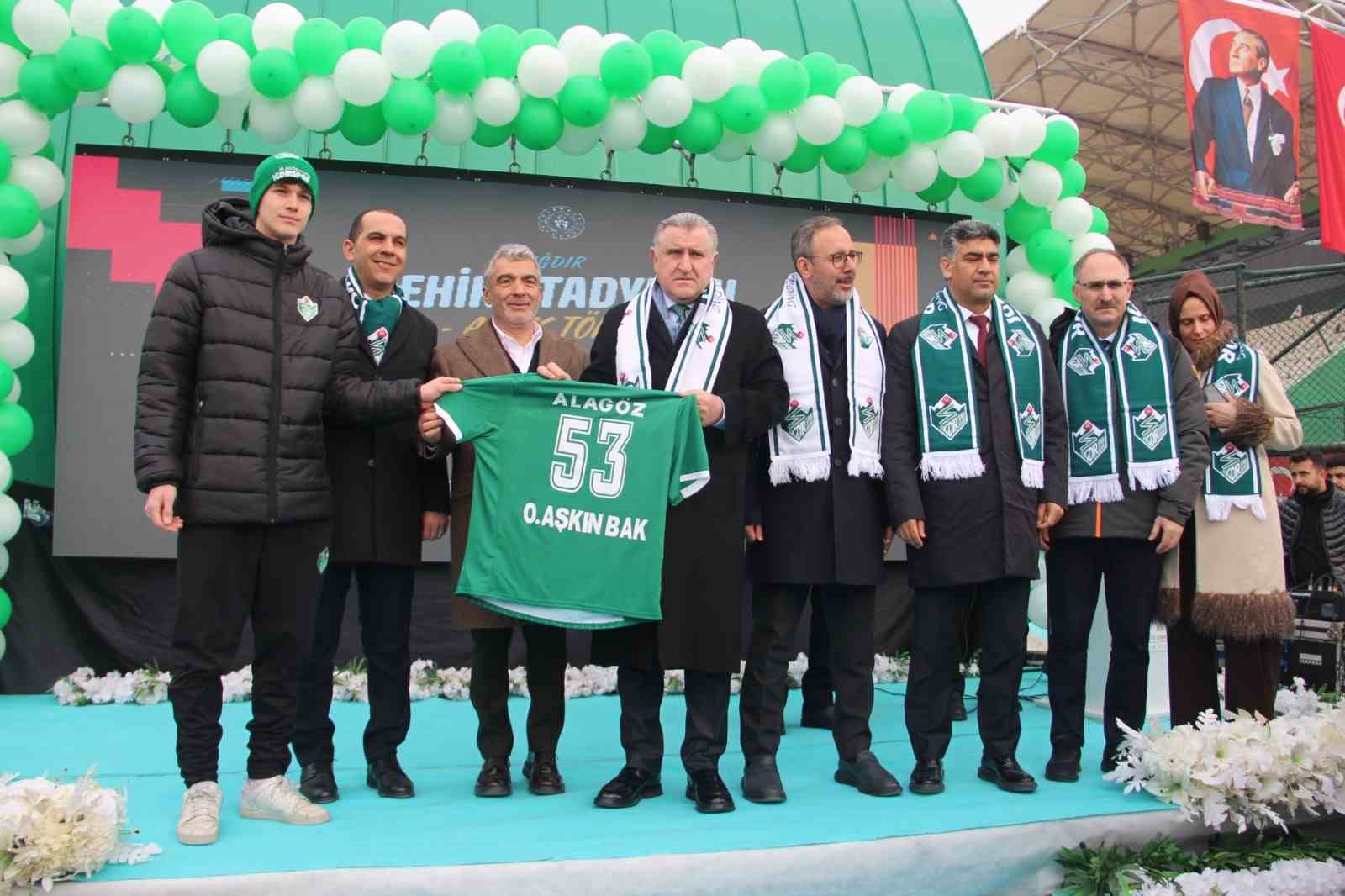 Iğdır’ın yeni stadyumunun açılışını Bakan Osman Aşkın Bak gerçekleştirdi
