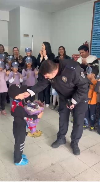 İhbar üzerine okula giden polisler sürpriz kutlamayla karşılandı
