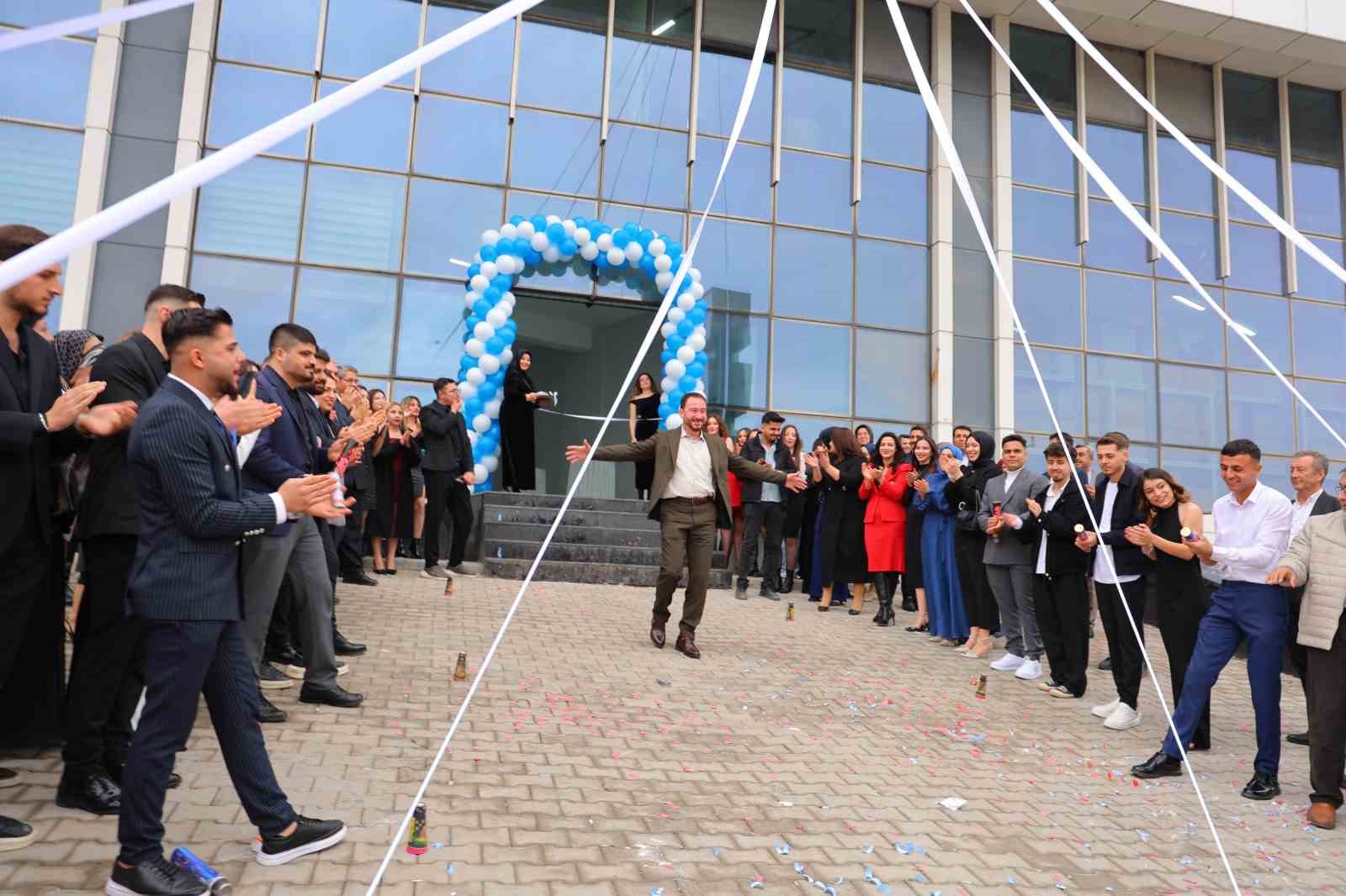 İhlas Pazarlama Kahramanmaraş’ta yeni hizmet binasını açtı, başarılı çalışanlara plaket verildi
İhlas Pazarlama Kahramanmaraş’ta yeni hizmet binasını açtı, başarılı çalışanlara plaket verildi
