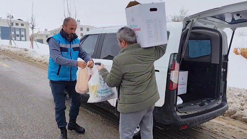 İhtiyaç malzemeleri evlere teslim ediliyor
İhtiyaç malzemeleri evlere teslim ediliyor