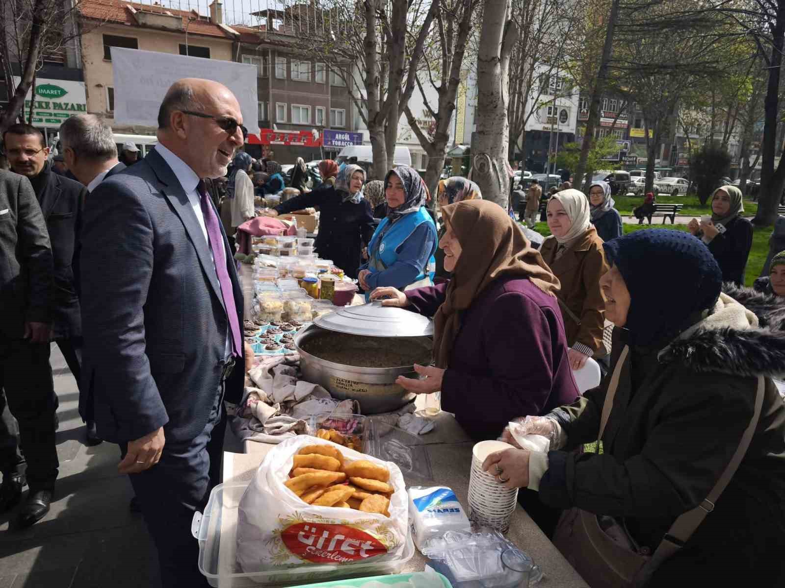 İhtiyaç sahibi gençlerin evlilik masrafları için hayır çarşısı yapıldı
