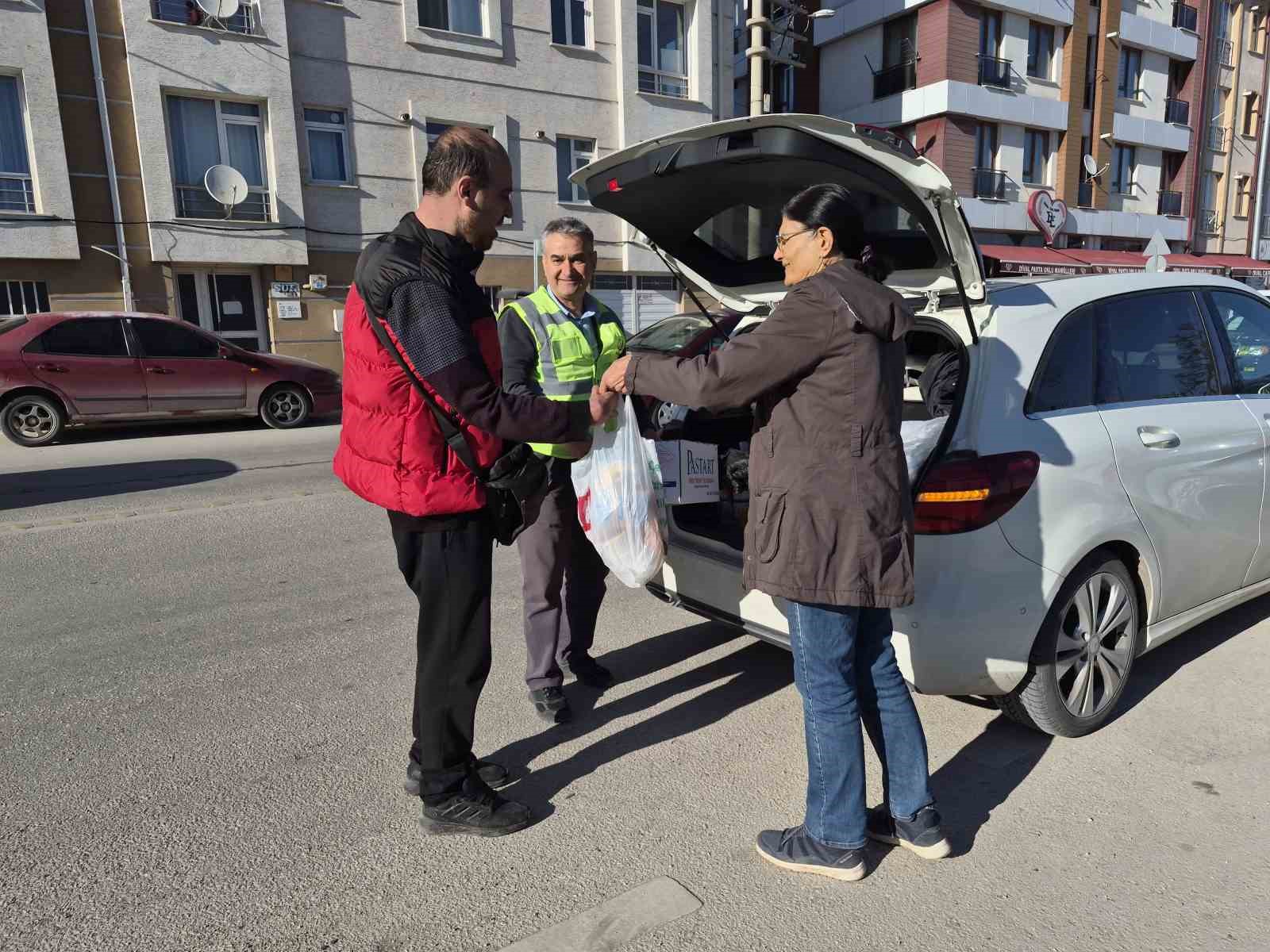 İhtiyaç sahibi vatandaşlar hayırseverlerin katkısıyla iftar yapıyor
